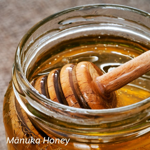 Mānuka Honey in a glass jar. 